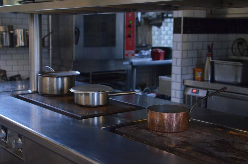 DOP142G, robot culinaire chauffant gris et métal LIVOO